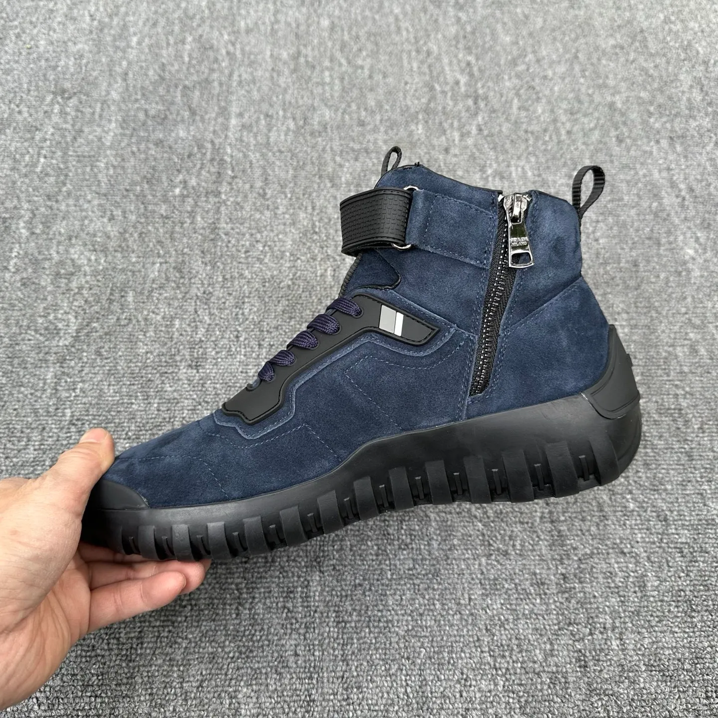 💰880 Prada/Prada’s new men’s spliced ​​casual sports boots! The shoe's exquisite stitching outlines a unique geometric texture, and contemporary lines and details reinterpret the classic sports style. The upper is made of ultra-official material, and the lining is full cowhide. It is lightweight, breathable, practical and versatile. The tongue is decorated with the Prada Milano logo, and the logo print is embellished with the laces. It is paired with a 2.5cm two-color rubber sole to create a comfortable wearing experience. Comes with full set of original packaging dust bag! Size: 39-40-41-42-43-44 (45 customized) standard leather shoe size Item number: 41274651